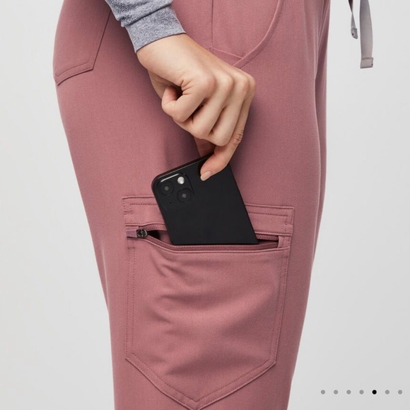 FIGS Casma Three-Pocket Scrub Top + Zamora Jogger Scrub Pants - Picture 6 of 6